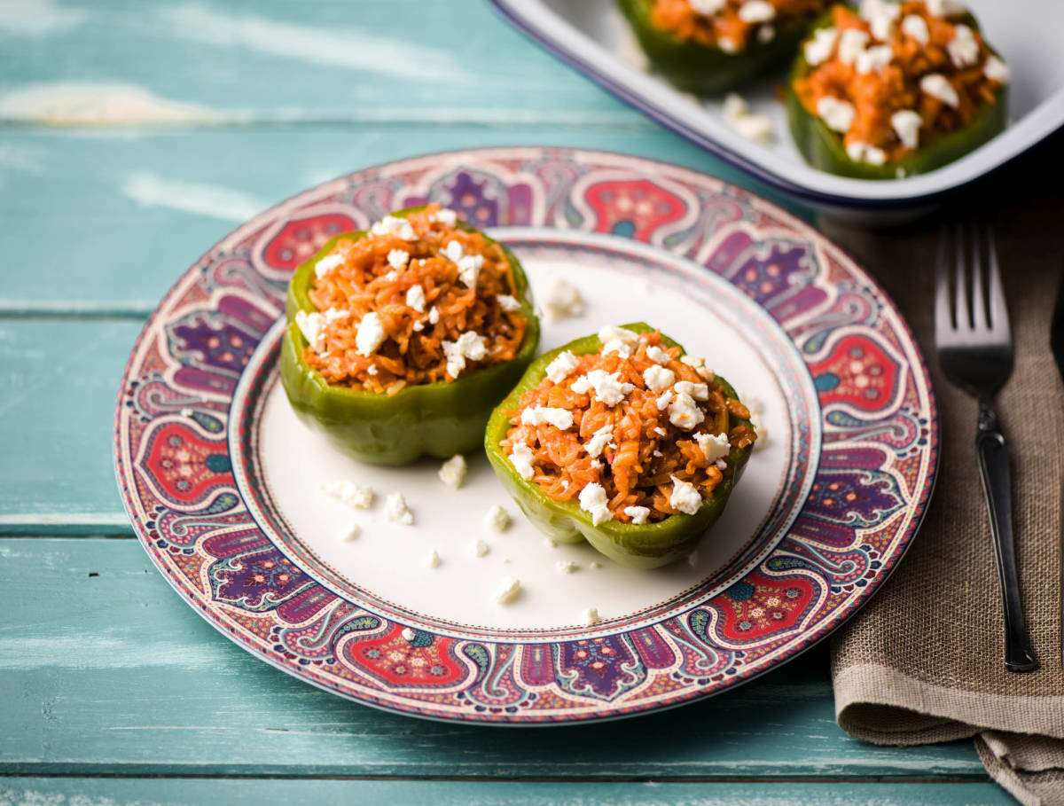 Groene paprika gevuld met tomatenrijst