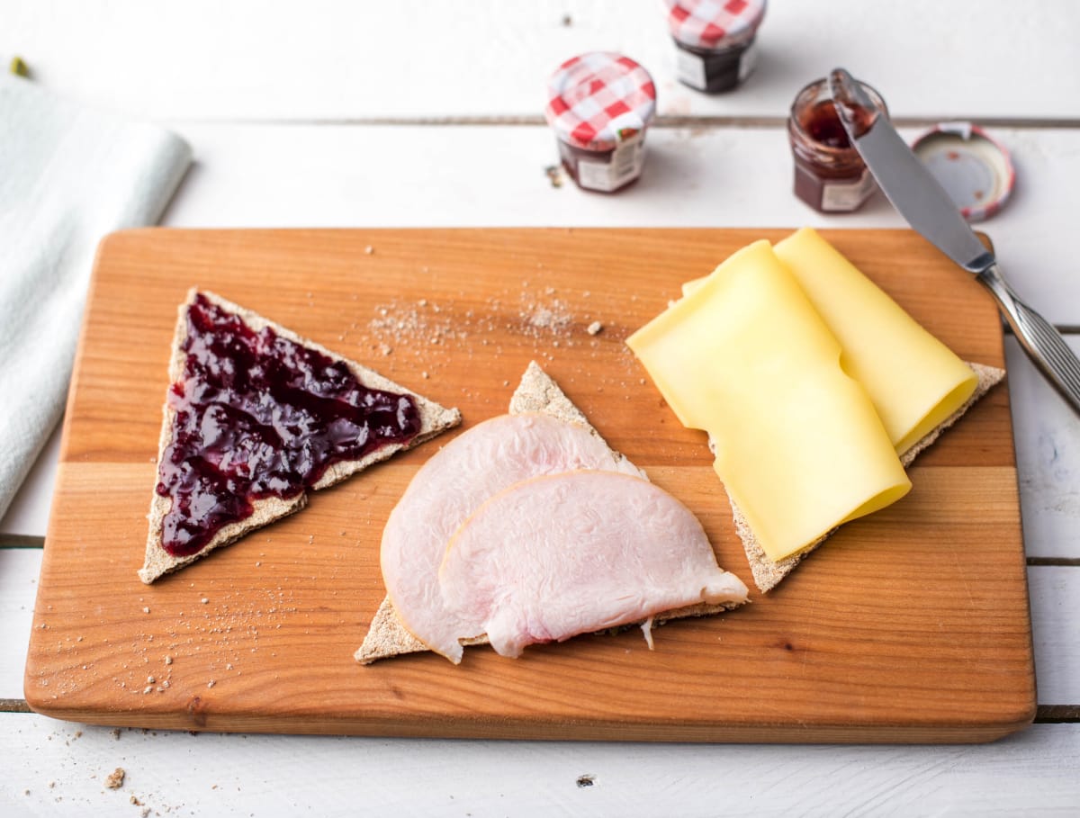 Zweedse crackers met oude kaas, kalkoenfilet en jam