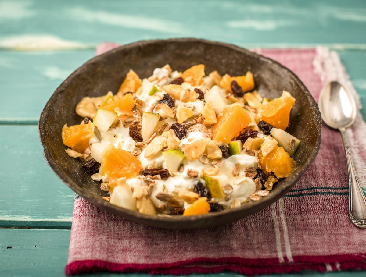 Magere yoghurt met peer, muesli en gedroogde banaan