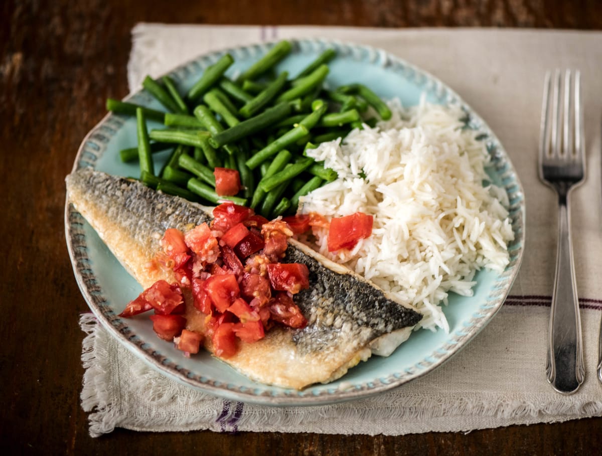 Gebakken zeebaarsfilet met tomatensalsa en rijst