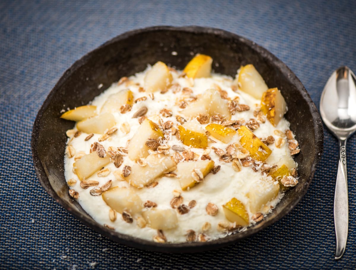 Griekse yoghurt met peer en kokos-granola