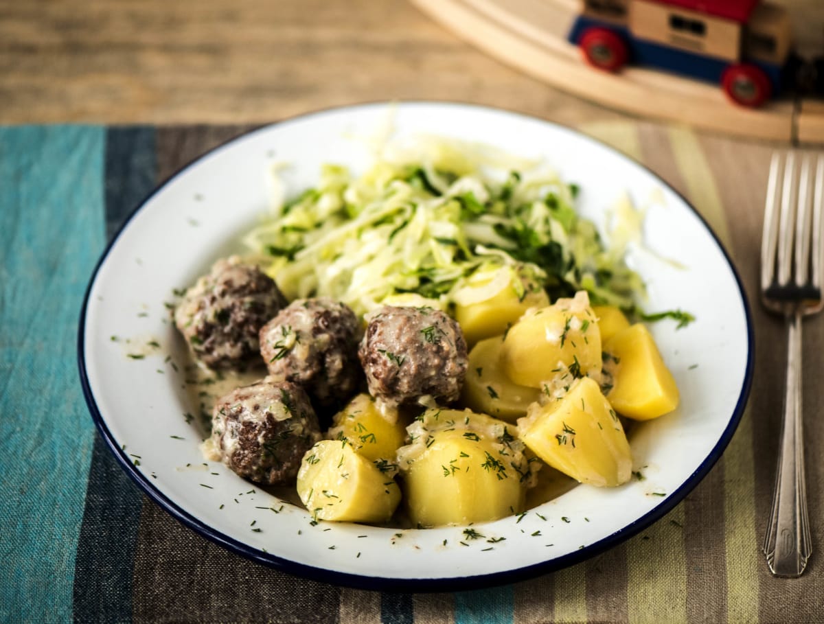 Gehaktballen met kool en room-dillesaus