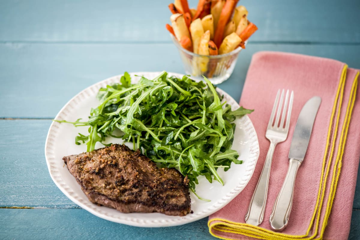 Würzige Rindersteaks mit knusprigen Kartoffel-Karotten-Stäbchen