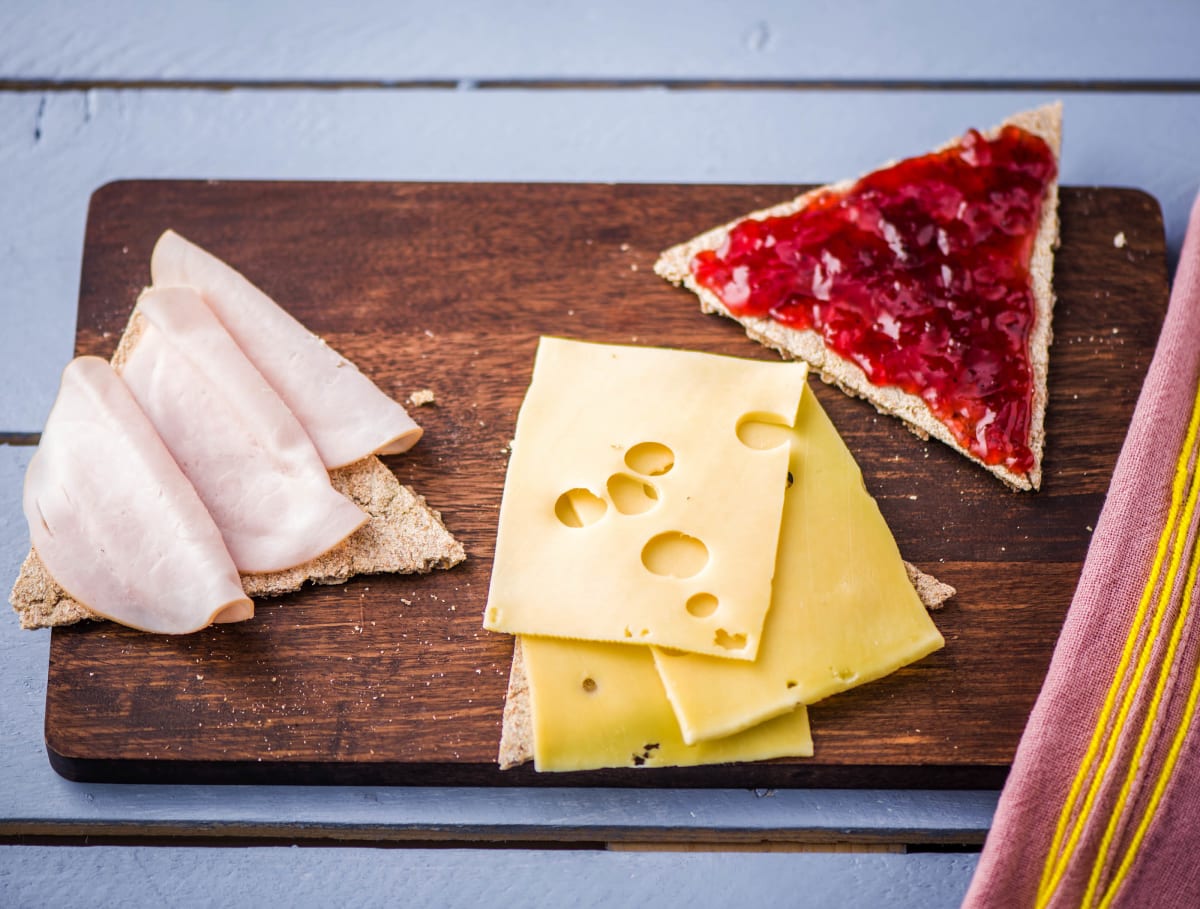 Zweedse crackers met belegen kaas, kalkoenfilet en aardbeienjam