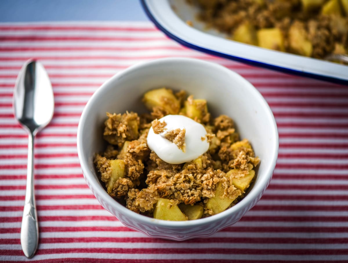 Warme appel-havermoutkruimel