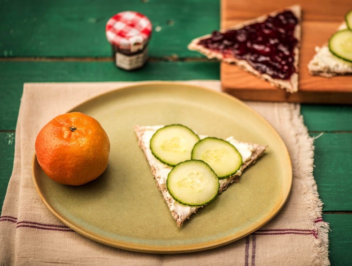 Zweedse crackers met zachte geitenkaas en kersenjam