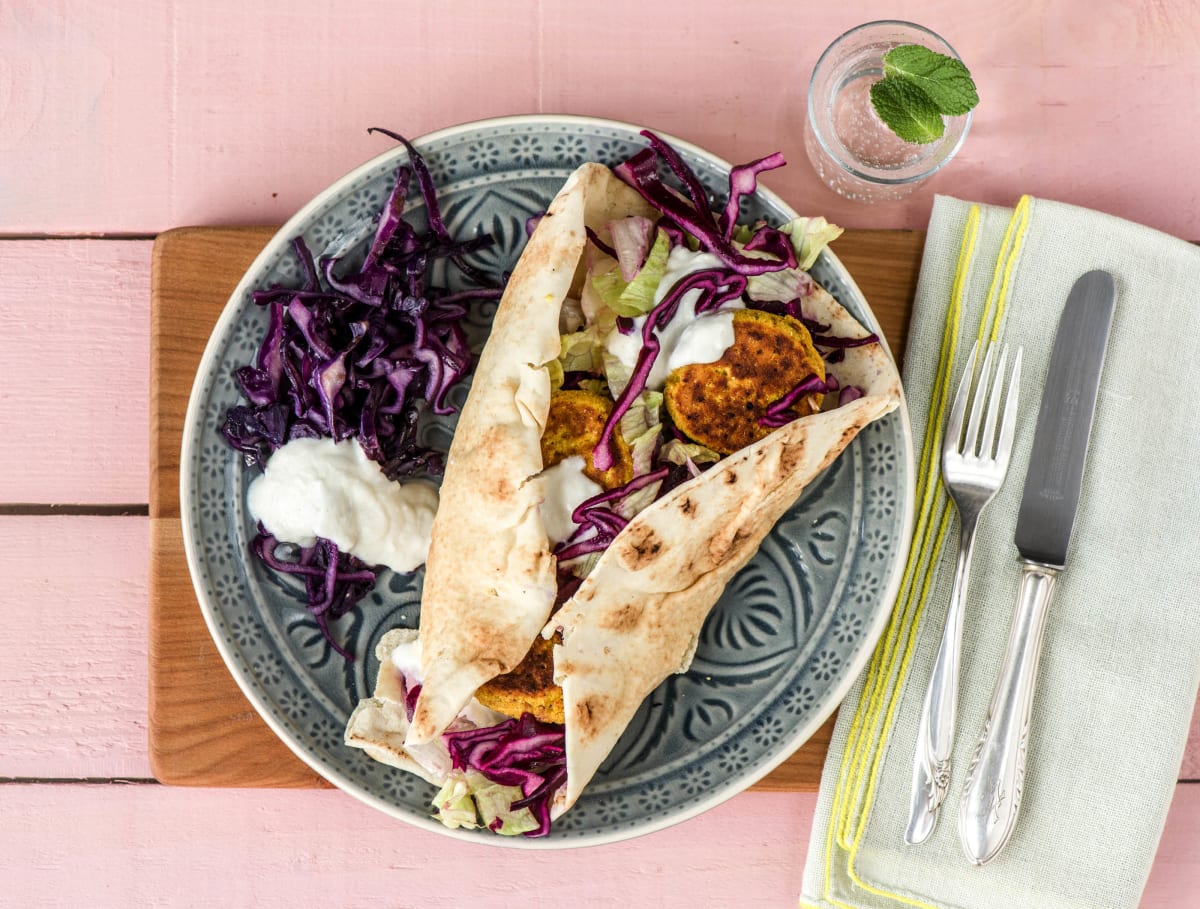 In Libanees platbrood gerolde falafel met rodekool