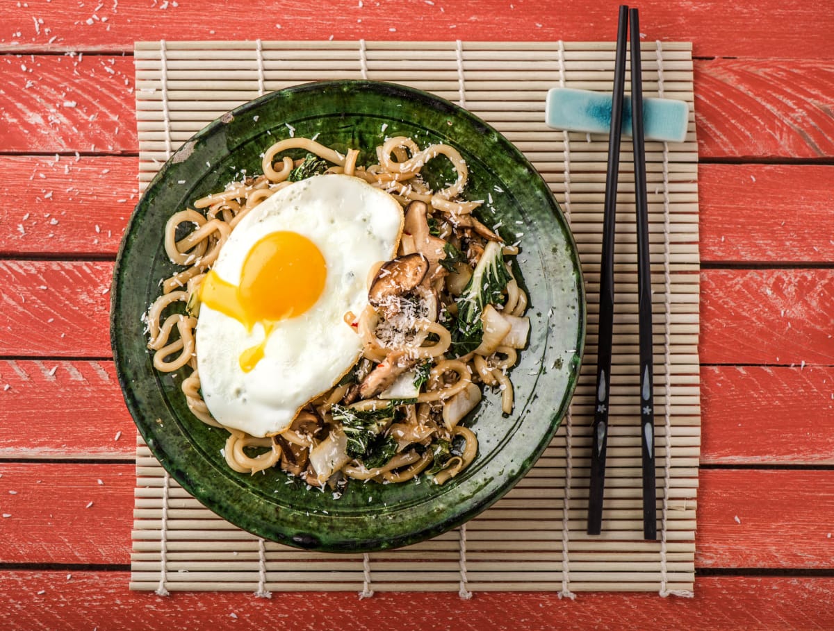 Oosterse noedels met shiitake en geraspte kokos
