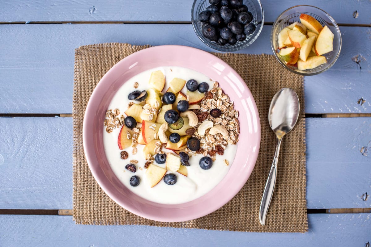 Volle yoghurt met appel, blauwe bessen en muesli