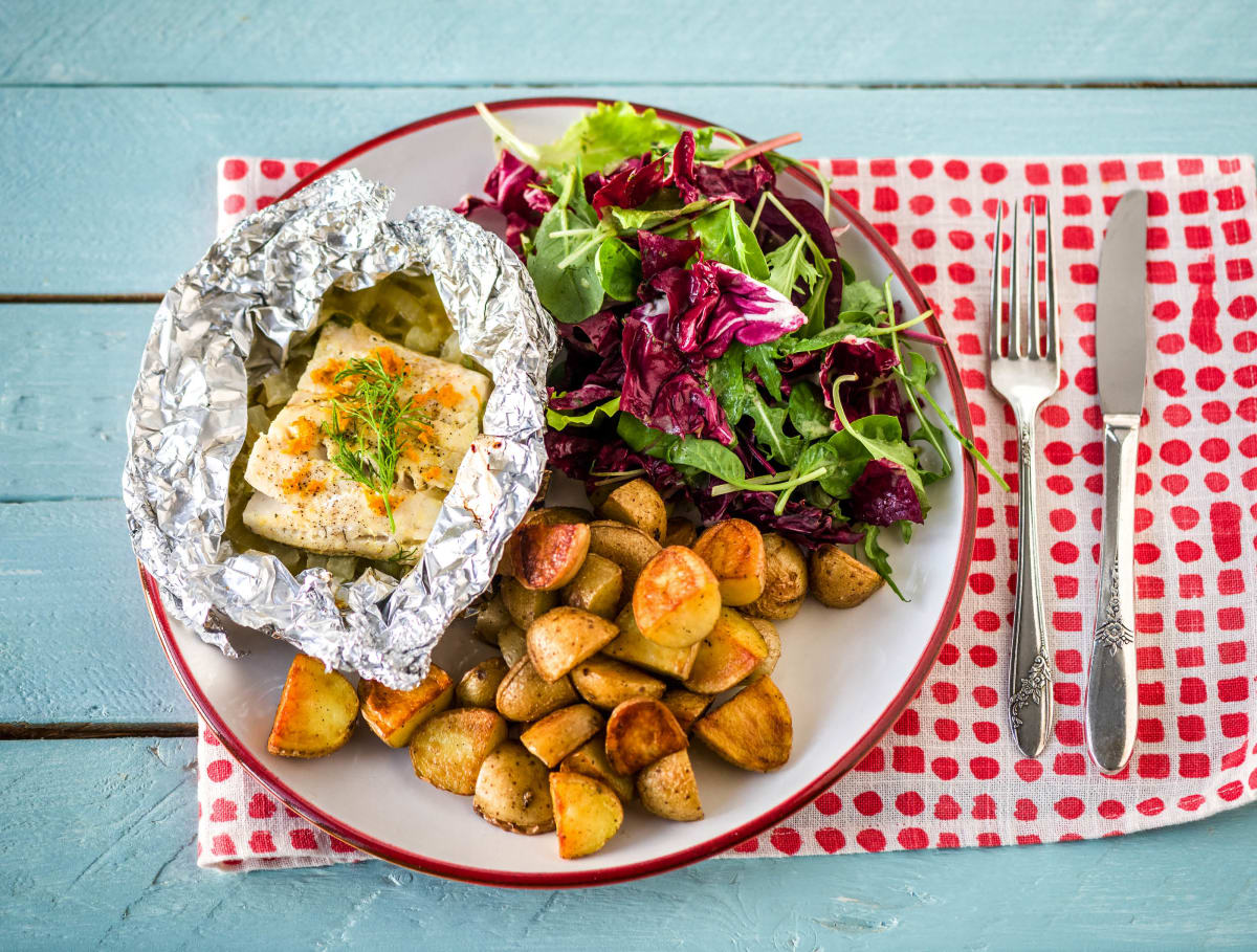 Vispakketje met venkel, gebakken krieltjes en salade met sinaasappeldressing