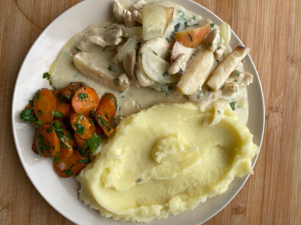 Creamy French chicken and apple casserole