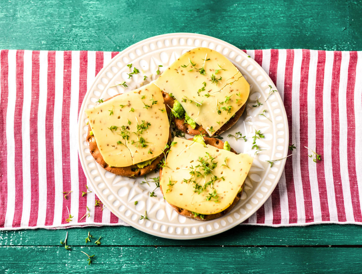 Finse ronde met avocado, tuinkers en komijnekaas