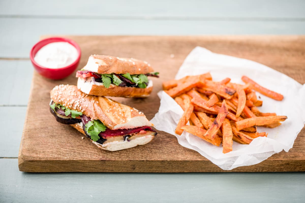 Orientalischer Laugenburger mit Rote Beete-Chips