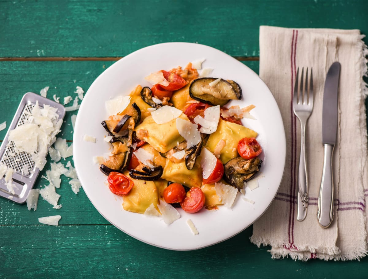 Ravioli gevuld met paddenstoelen met ovengroenten en grana padano