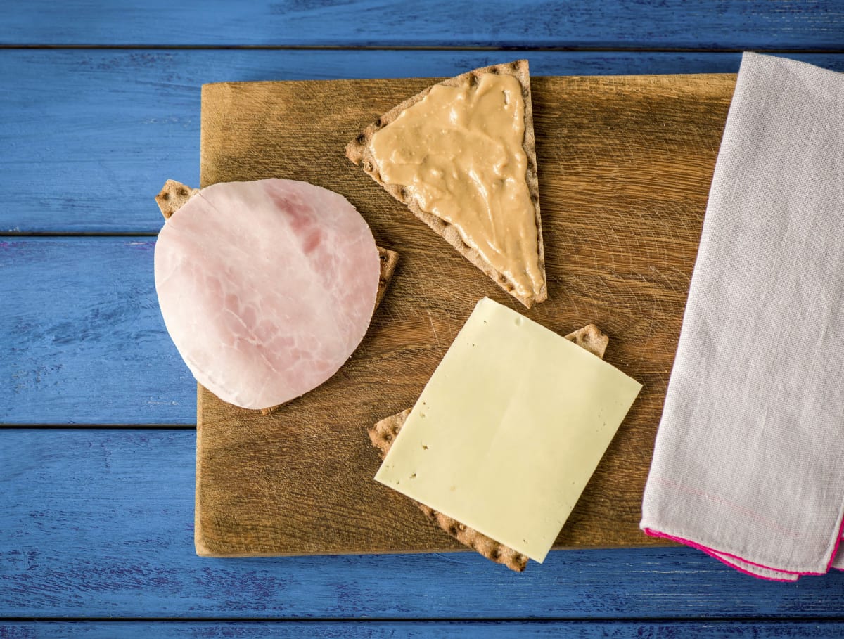 Zweedse crackers met belegen kaas, achterham en pindakaas