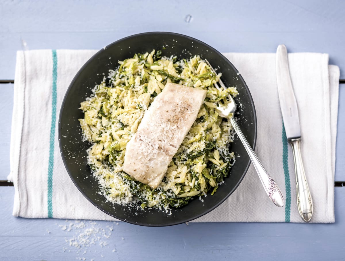 Victoriabaars met orzo, savooiekool en pecorino