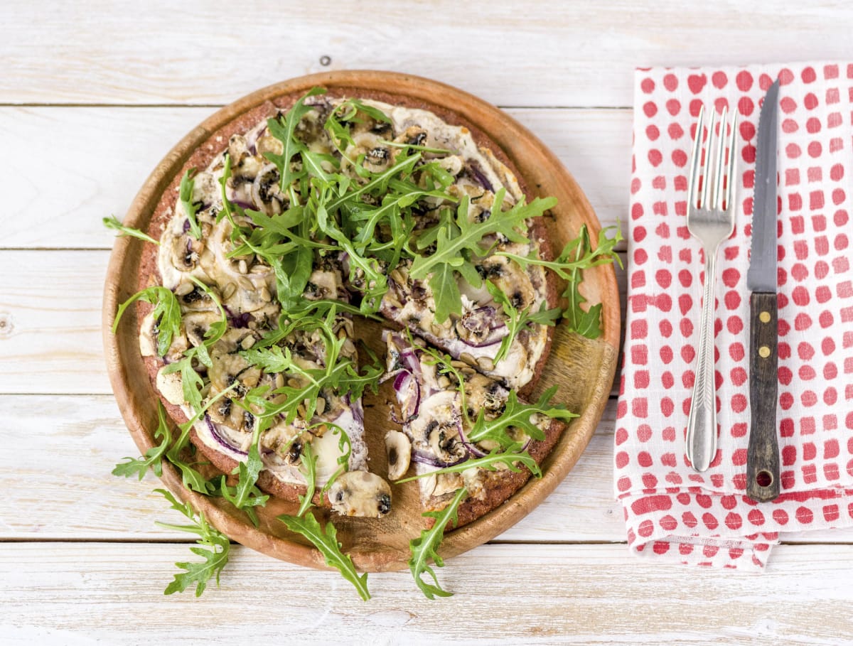 Bietenpizza met champignons, rucola en twee kazen