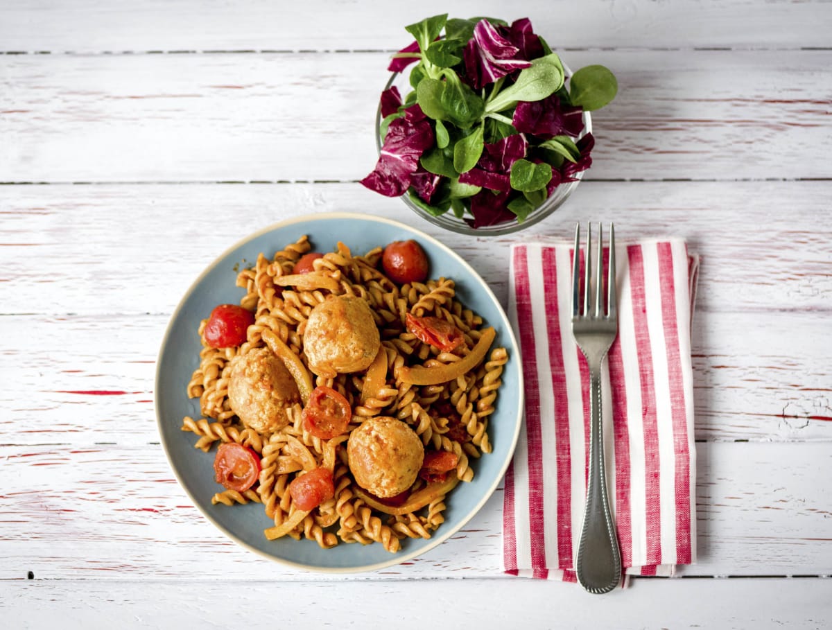 Fusilli met kipgehaktballetjes en rode pesto