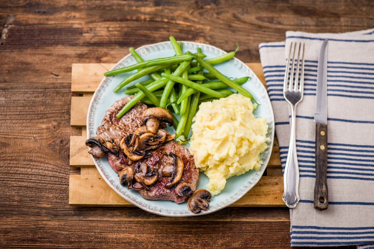 Steak with Garlic Mushrooms & Mash