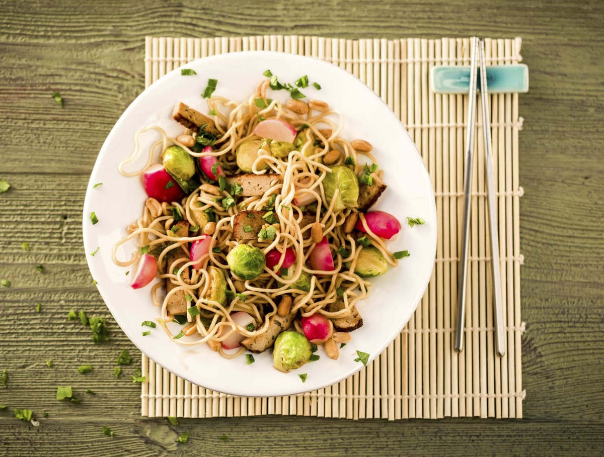 Gewokte tofu met noedels