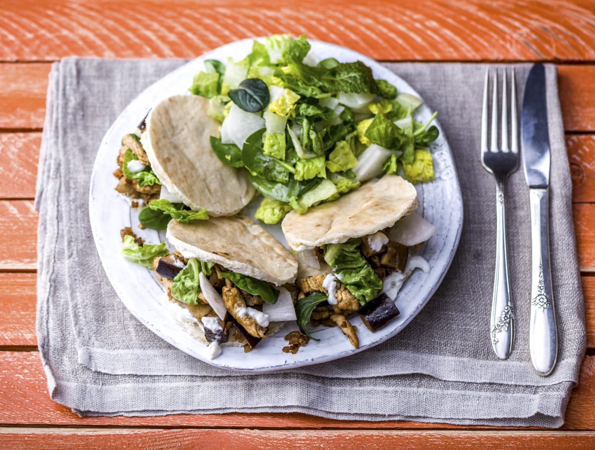 Mini-pitabroodjes met kipgyros met een frisse salade van rettich