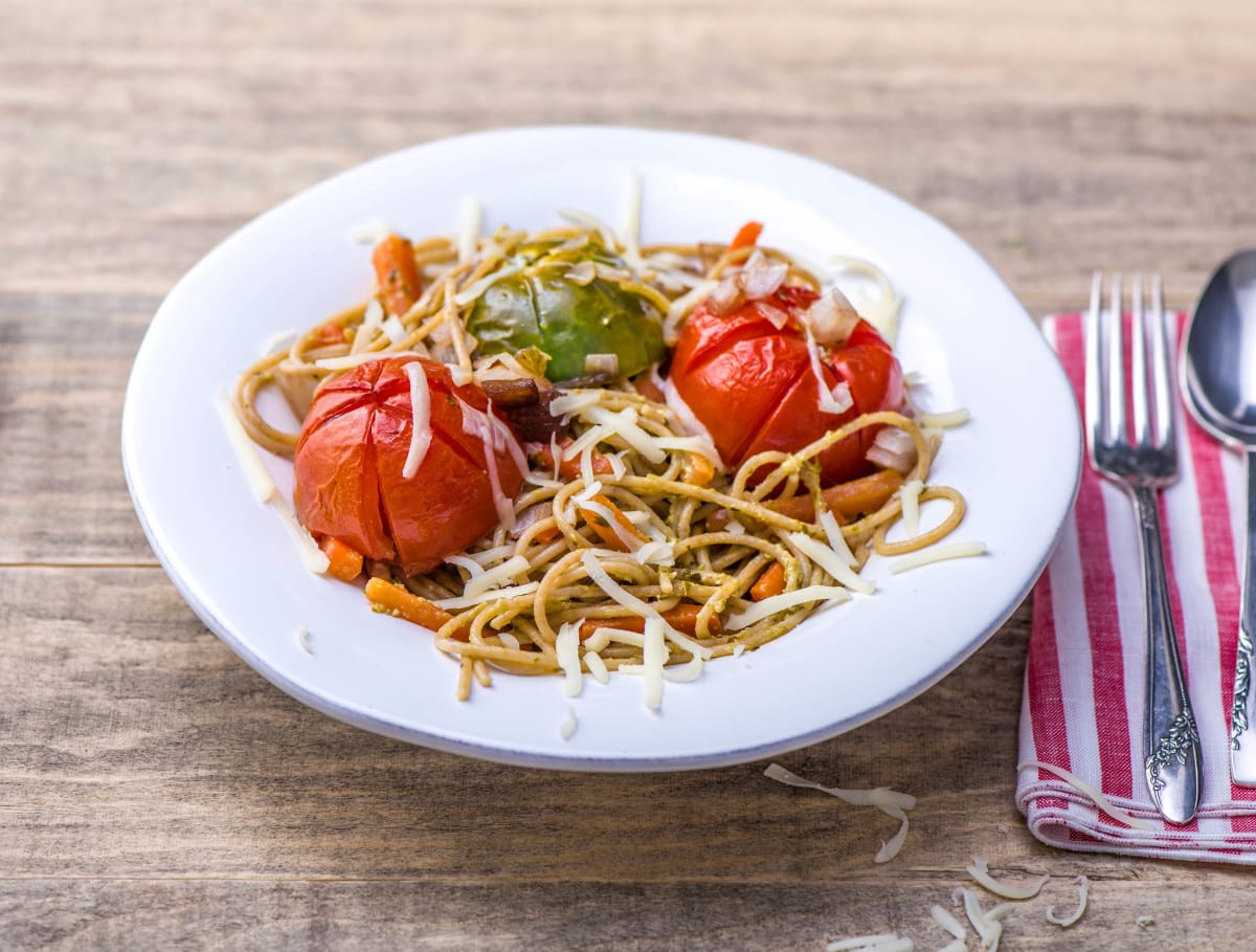 Pasta pesto met groene tijgertomaat en Italiaanse provolone