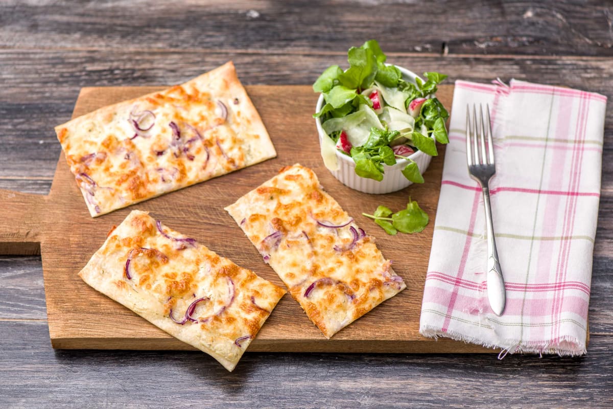 So schön grün: Frischkäse-Flammkuchen mit roten Zwiebeln