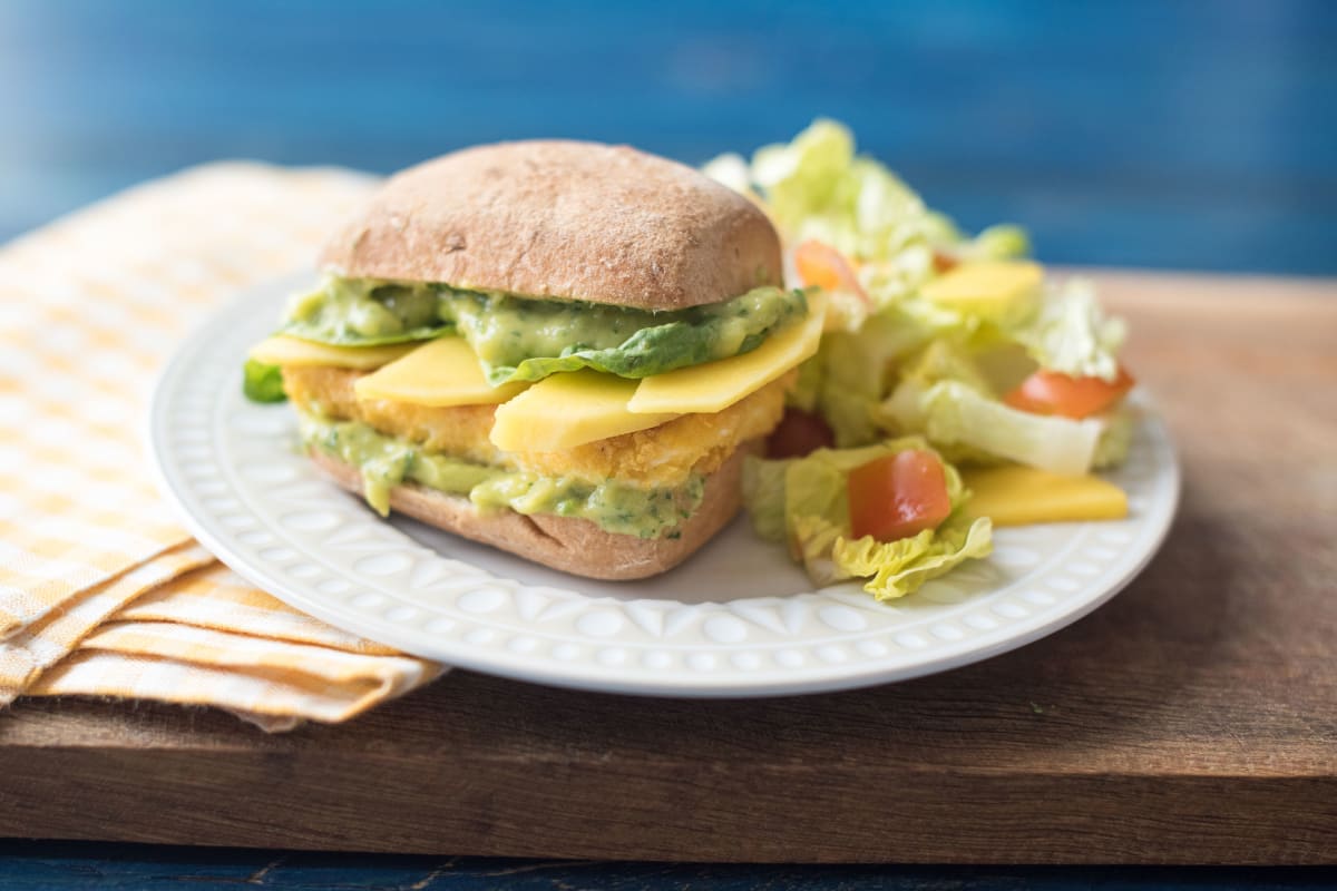 Knuspriger Feta-Burger mit Avocado-Mango-Salsa