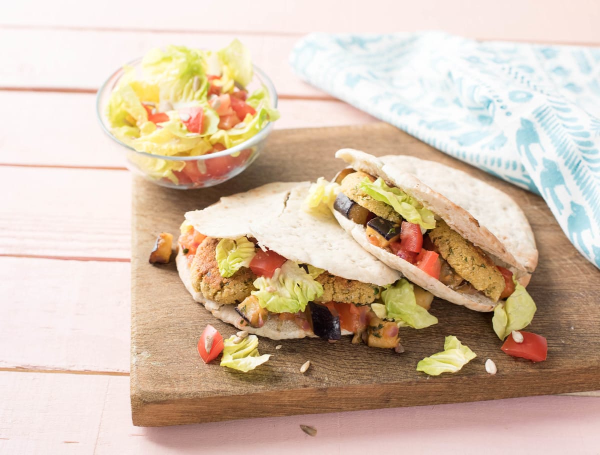 Volkoren pita met falafel, aubergine en salade