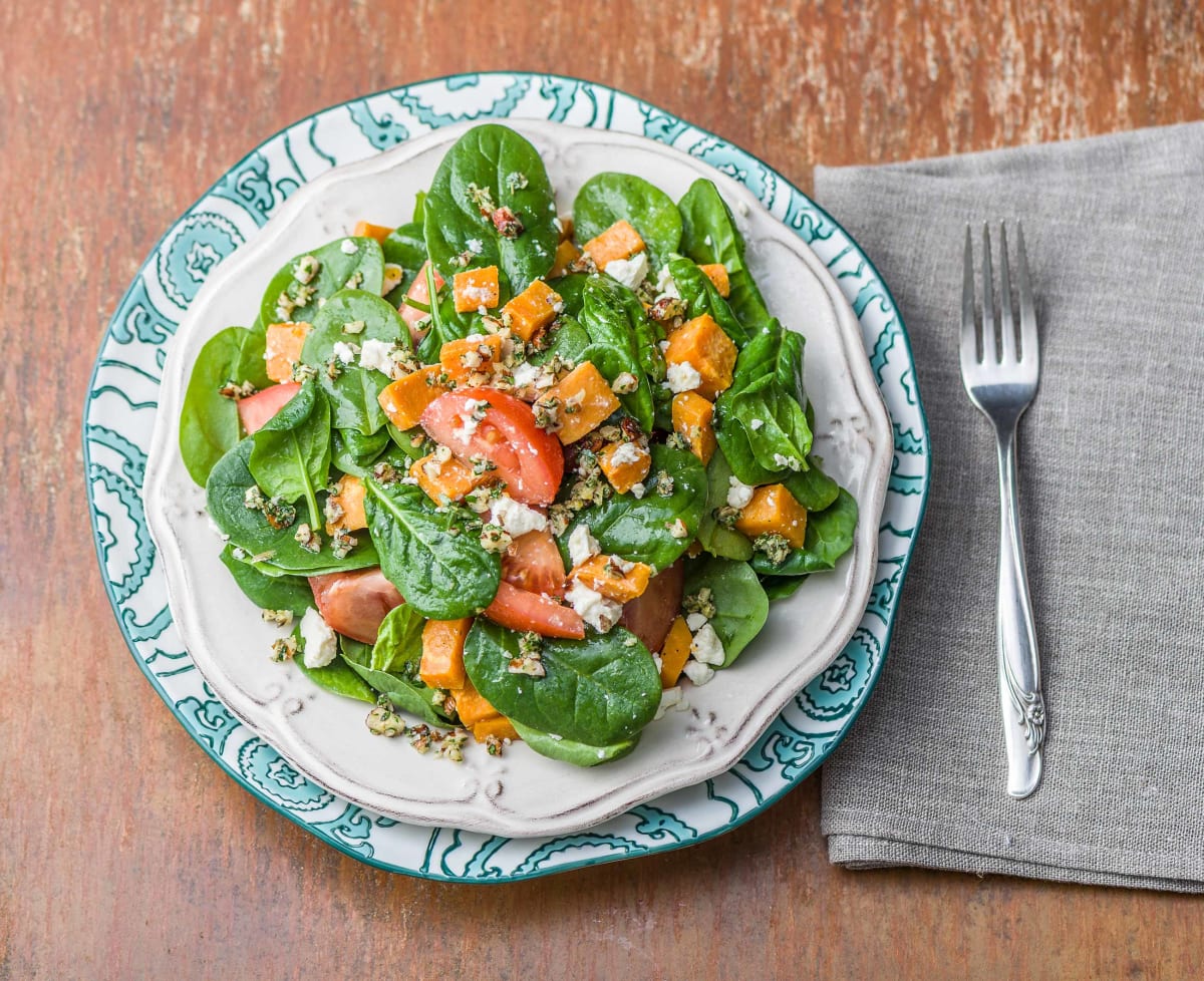 Salade van spinazie en bataat met hazelnoot-dukkah en feta