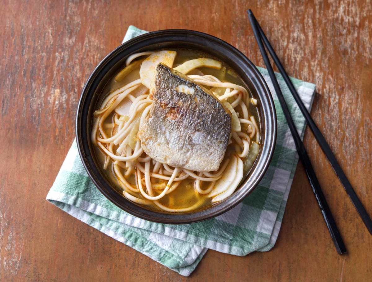 Soupe au curry thaïe, radis noir et au poisson