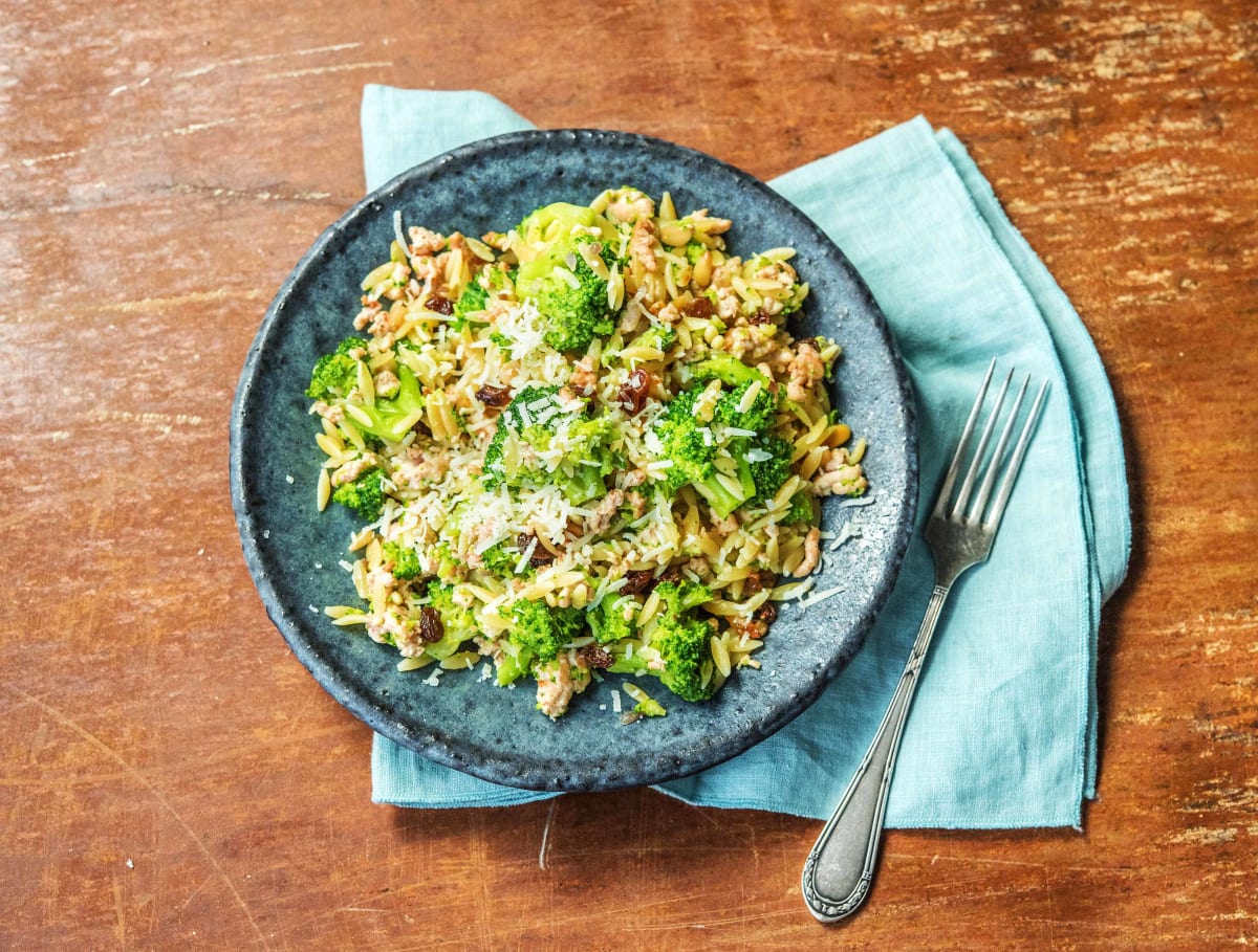 Siciliaanse orzo met gekruid kipgehakt en zoete rozijnen