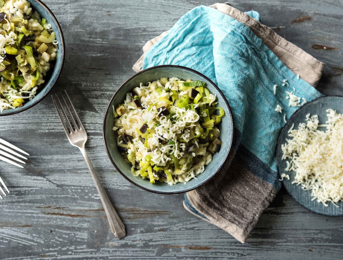 Risotto à l'aubergine, au poireau et fromage crémeux