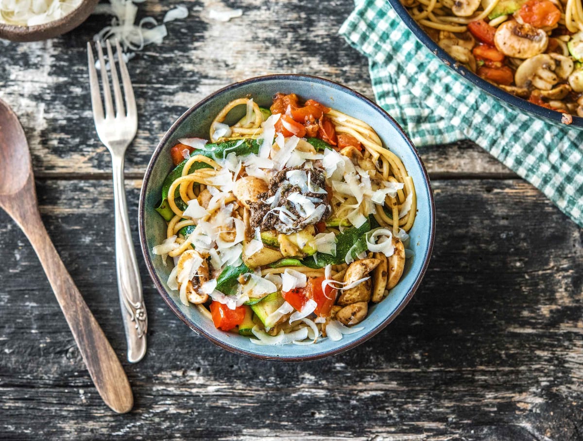 Spaghetti met zwarte olijventapenade, champignons en courgette