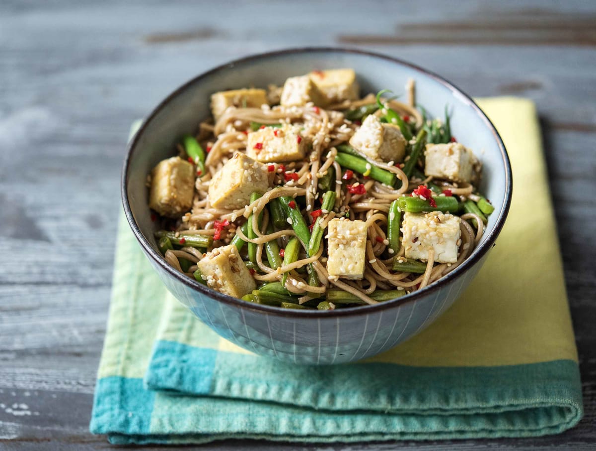 Boekweitnoedels met sperziebonen, mildgekruide tofu en sesamzaad