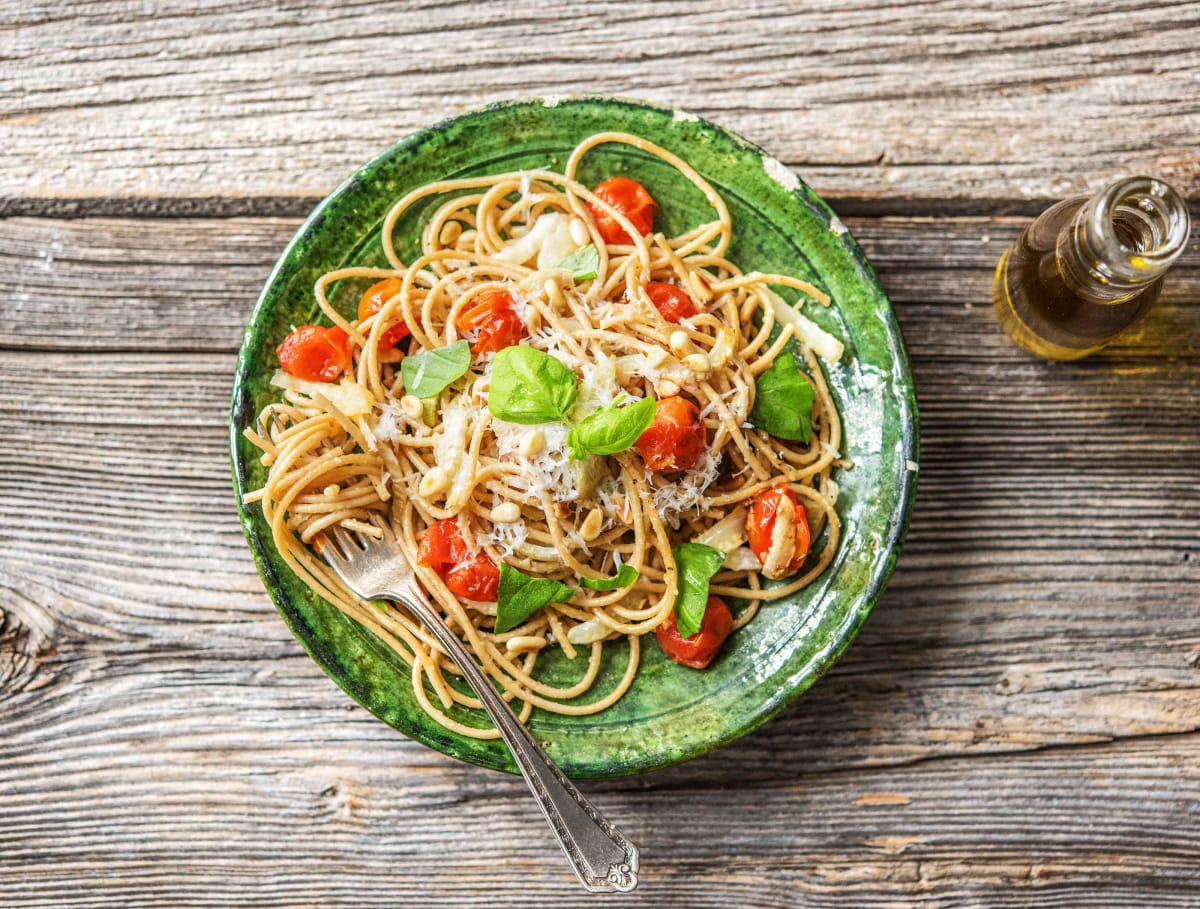 Spaghetti aglio olio met venkel, Grana Padano, basilicum en pijnboompitten