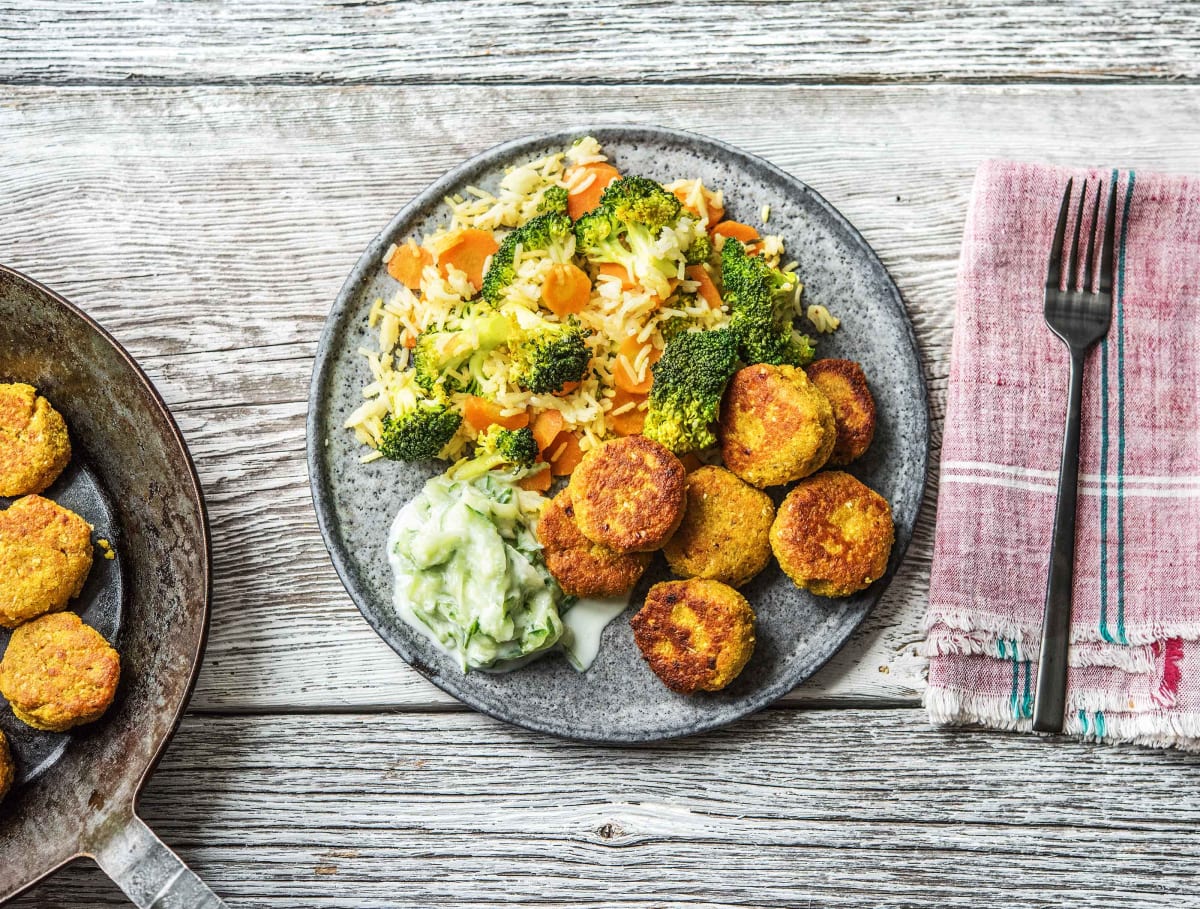 Gebakken rijst met groenten, falafel, frisse tzatziki, currykruiden en harissa