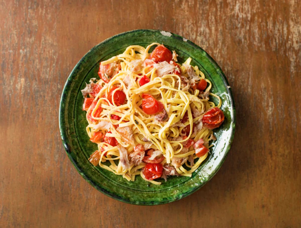 Fettuccine met warmgerookte makreel, crème fraîche, verse oregano en cherrytomaten