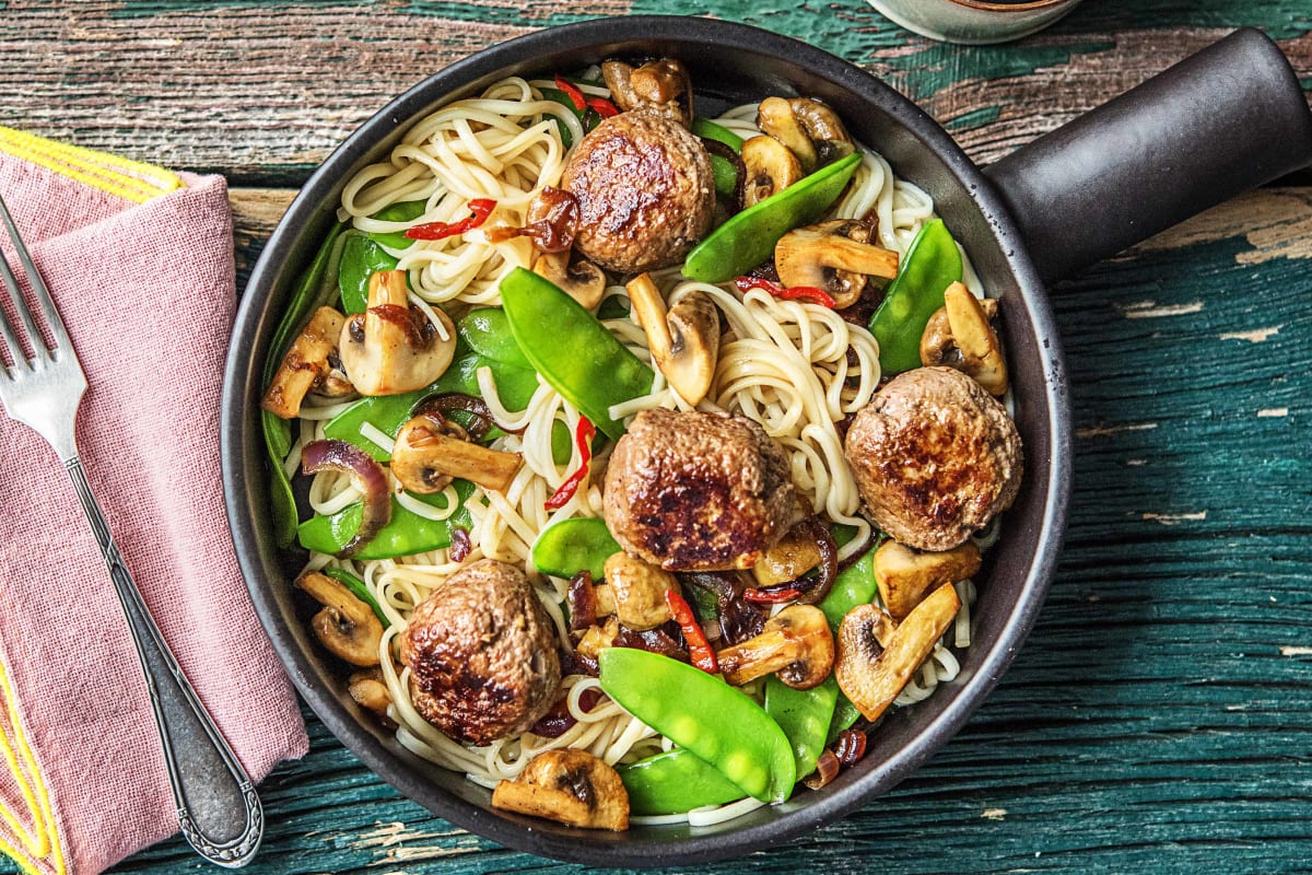 Noedelsalade met pinda-gehaktballetjes, bimi en oosterse dressing