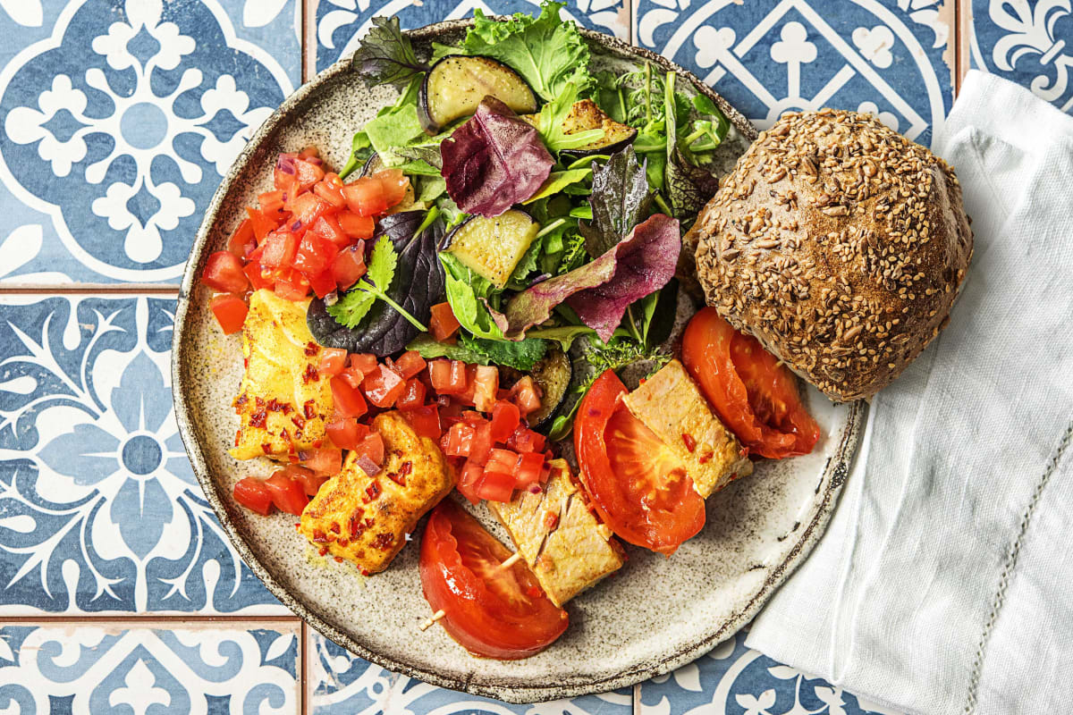 Visspies met zelfgemaakte tomatensalsa en een donkere zonnebloempit-ciabatta