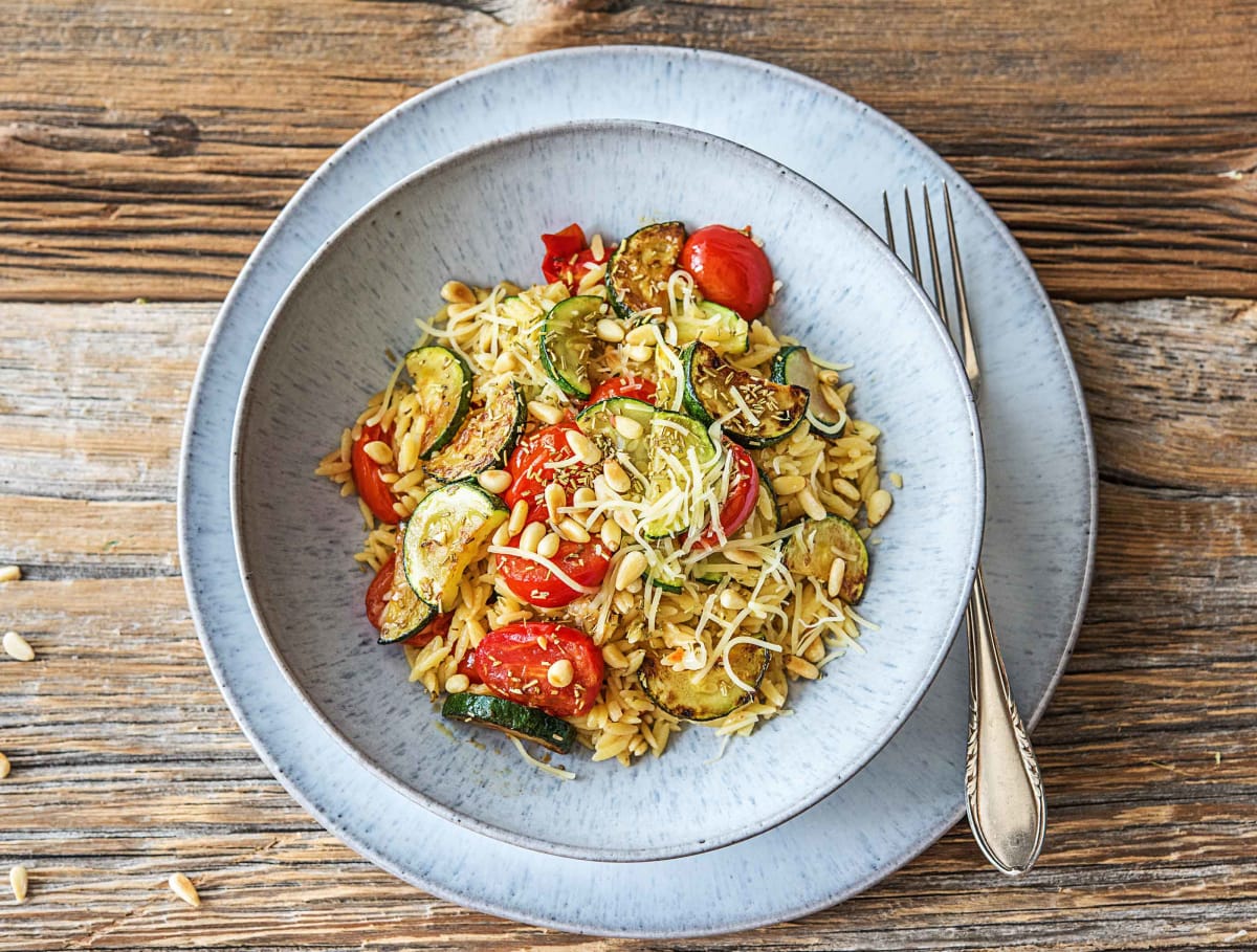 Orzo met courgette, romatrostomaten, gruyère, pijnboompitten en rozemarijn