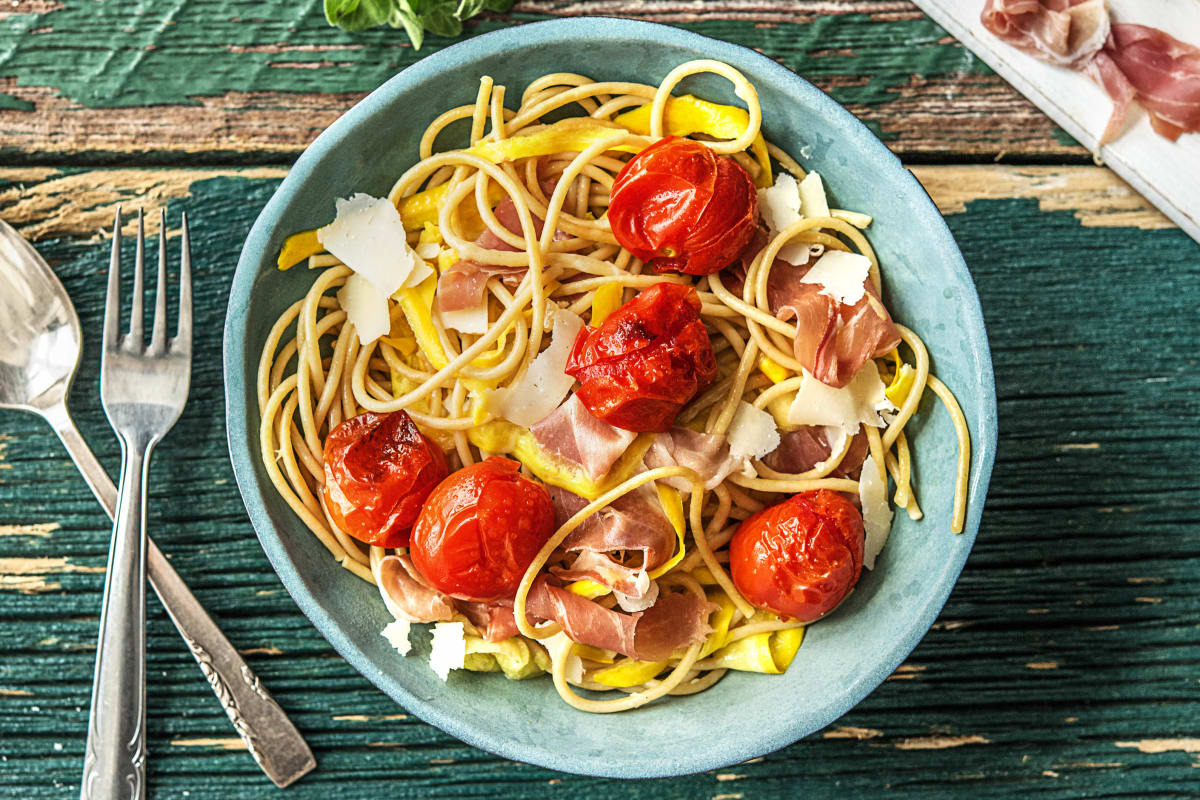 Spaghetti met serranoham, gele courgettelinten, mini-romatomaten en oude kaas