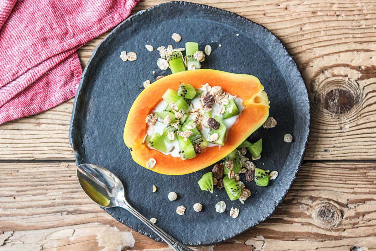 Papayaboten met Griekse yoghurt, kiwi en muesli