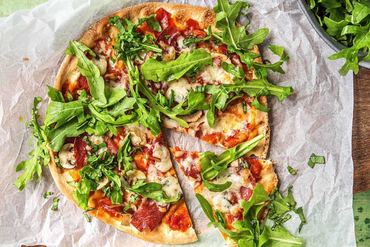 Pizza sur pain plat à la coppa di parma