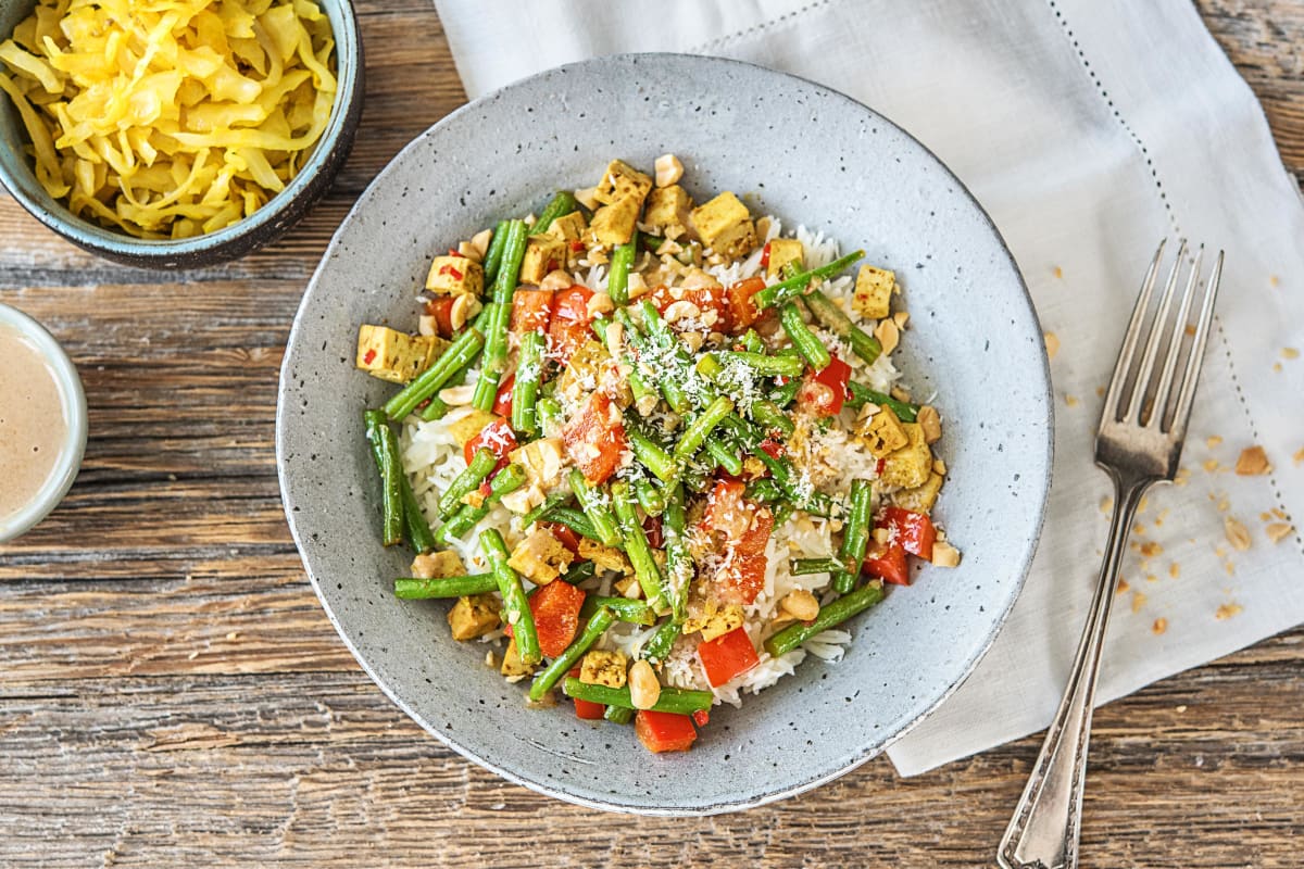 Kruidige tofu met rijst, groenten en pindasaus