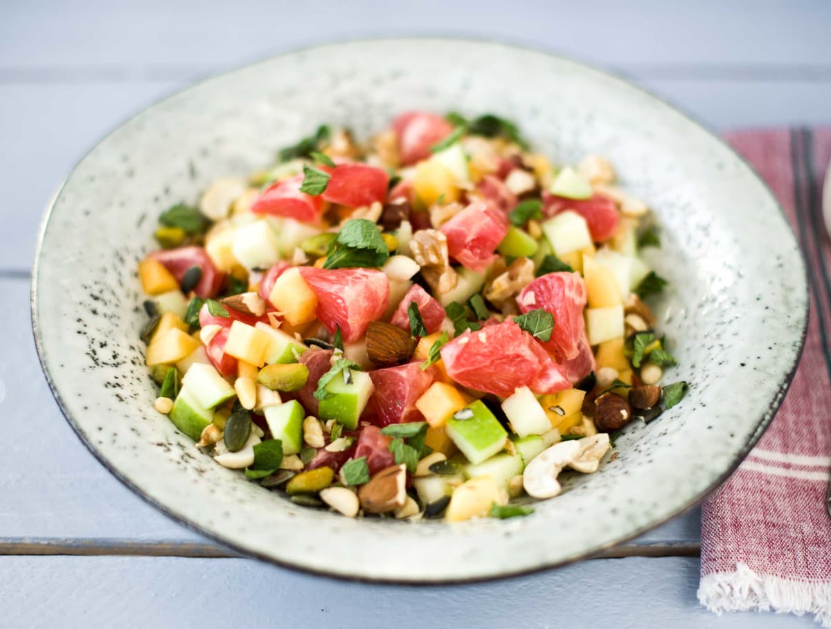 Fruitsalade met gemengde noten en verse munt