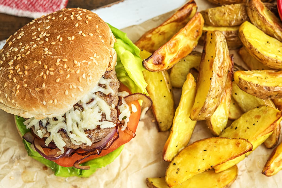 Cheeseburger met tomaat en cheddar