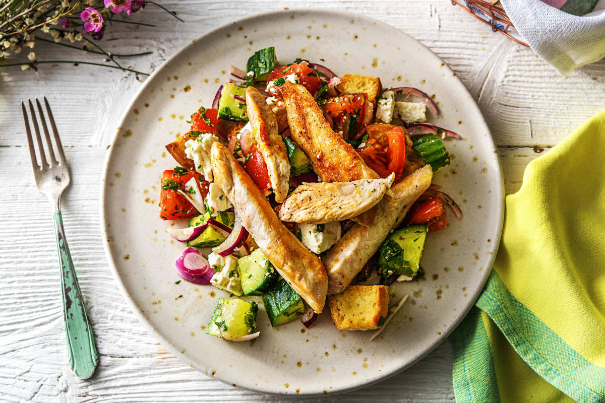 Putenbrust auf griechischem Salat