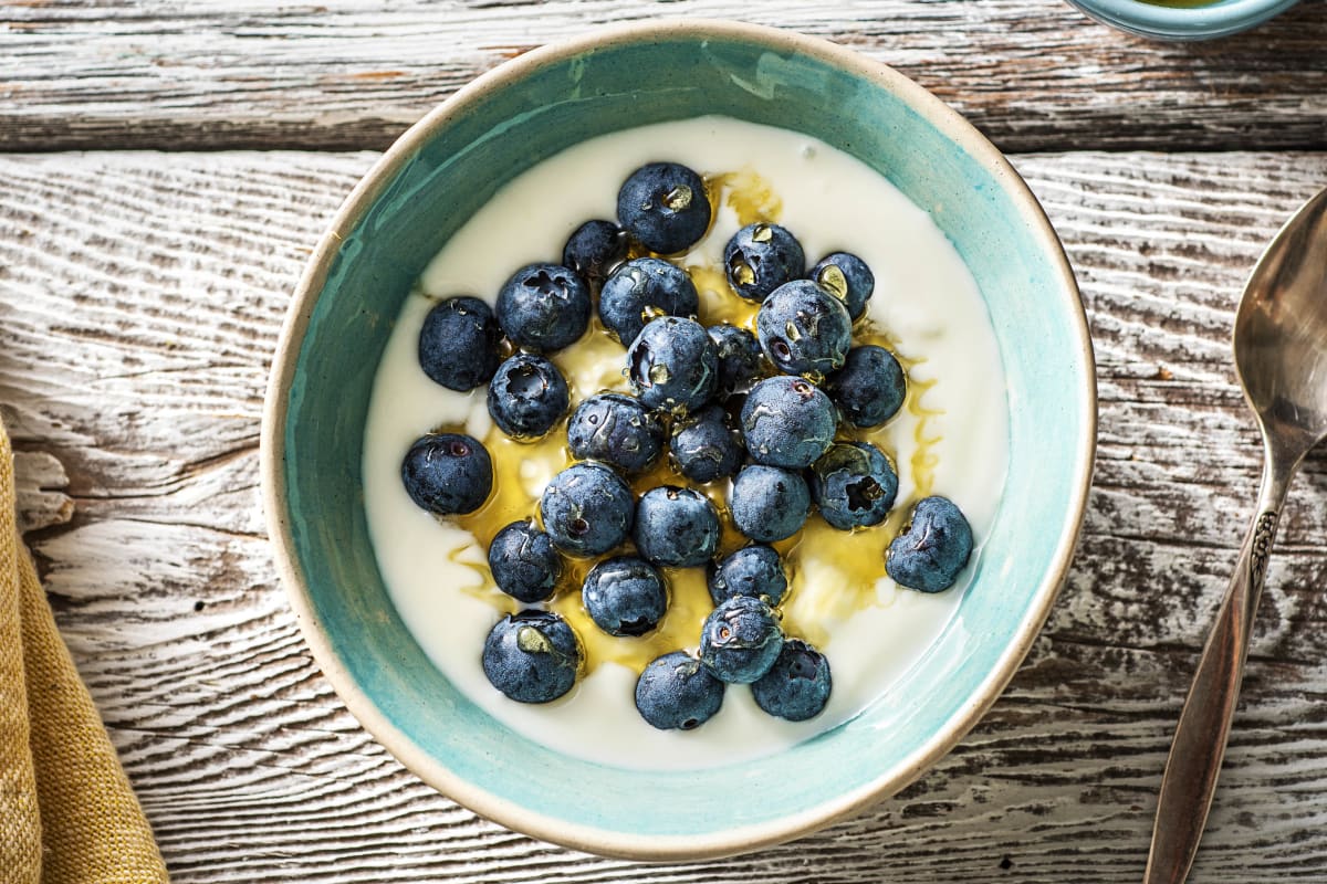 Biologische yoghurt met verse blauwe bessen en honing (500g / kant-en-klaar)