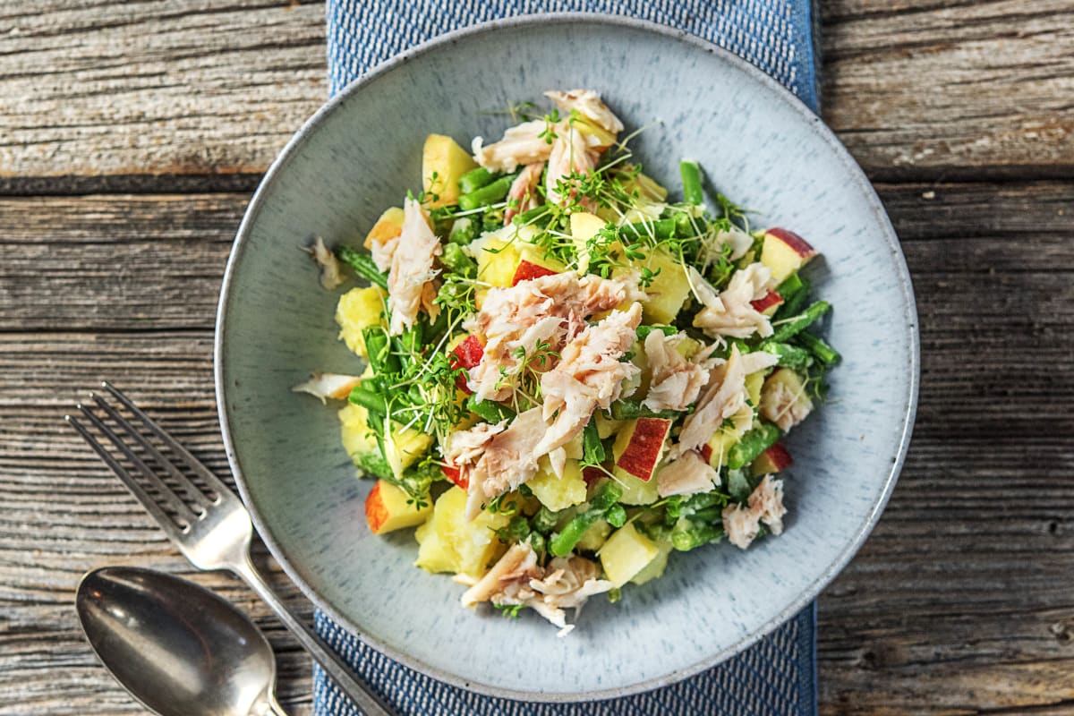 Lauwwarme salade met gerookte forel